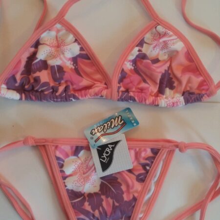 Rosa blomstret brasiliansk bikini