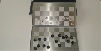Sjakkspill brikker og brett med magneter